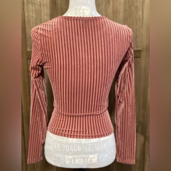 SHEIN Dusty Rose Velvet Ribbed Top. - Picture 3 of 6